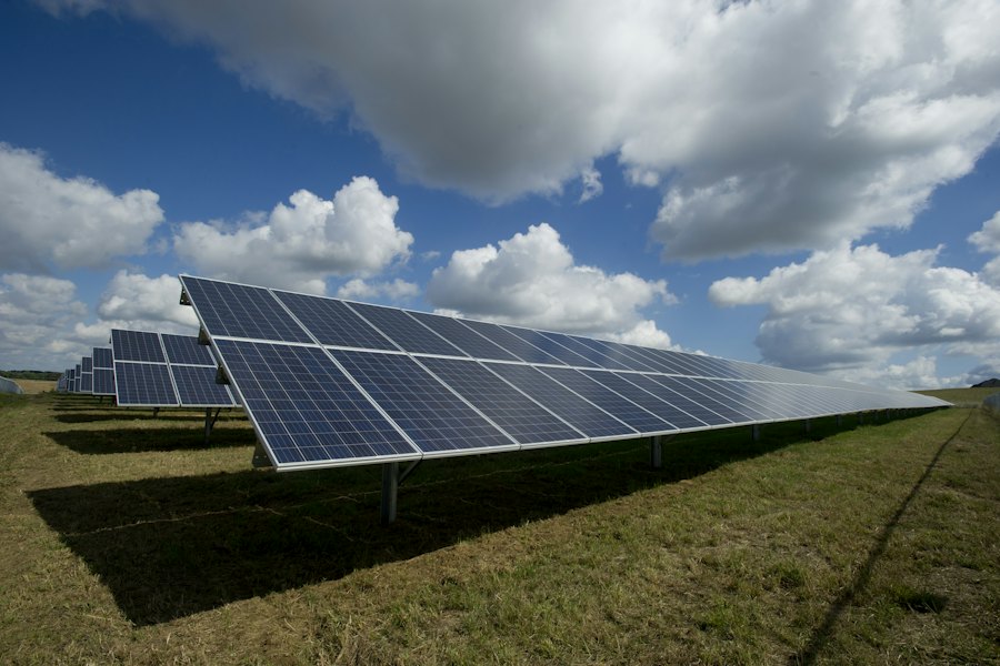 Panneaux solaires sous un ciel bleu