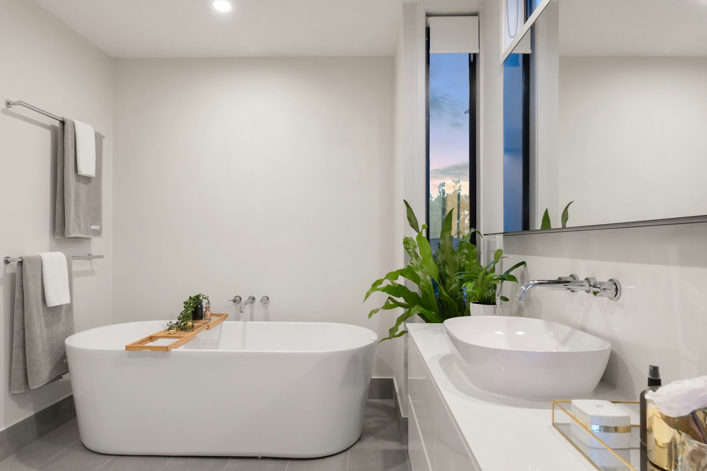 Salle de bain blanche avec baignoire et vasque